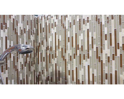 Mur de mosaïque avec douchette dans la salle de bains
