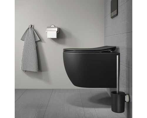 Salle de bains moderne avec WC suspendu, serviette et porte-papier toilette
