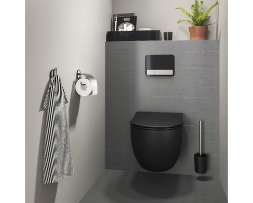 Salle de bains moderne avec WC suspendu noir, brosse de toilette et porte-serviettes.