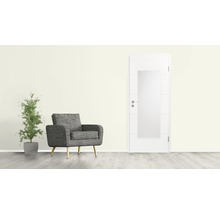 Vue d''une pièce avec fauteuil, plante d''intérieur et porte intérieure avec insert en verre