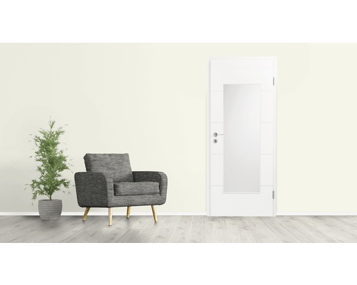 Vue d''une pièce avec fauteuil, plante d''intérieur et porte intérieure avec insert en verre