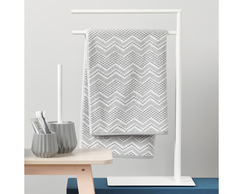 Porte-serviettes autoportant avec serviette et accessoires de salle de bain