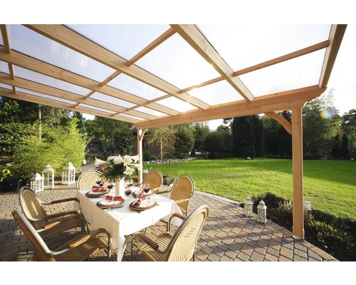 Terrasse avec toit en bois, table et chaises dans le jardin