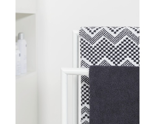 Radiateur sèche-serviettes avec une serviette à motifs et une serviette unie