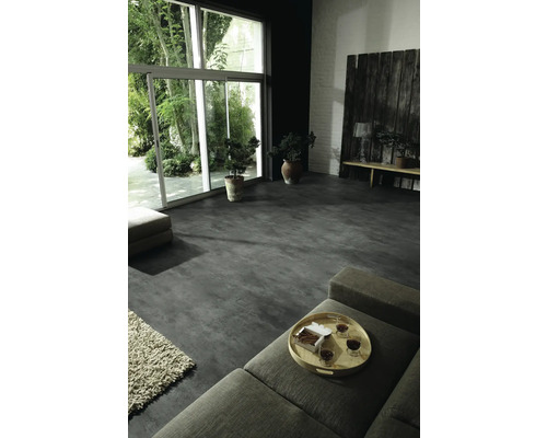 Pièce à vivre avec grande fenêtre, sol gris et plantes d''intérieur