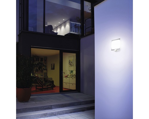 Mur extérieur éclairé avec détecteur de mouvement sur façade de maison