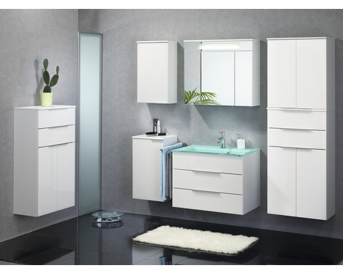 Badezimmer mit weißen Hängeschränken, Waschtisch mit Glasplatte, Spiegel und Accessoires