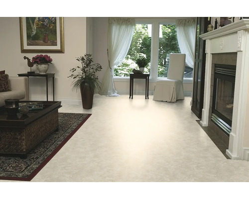 Salon avec revêtement de sol clair, cheminée et décoration