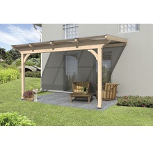 Terrassenüberdachung aus Holz mit Gartenmöbeln auf Terrasse