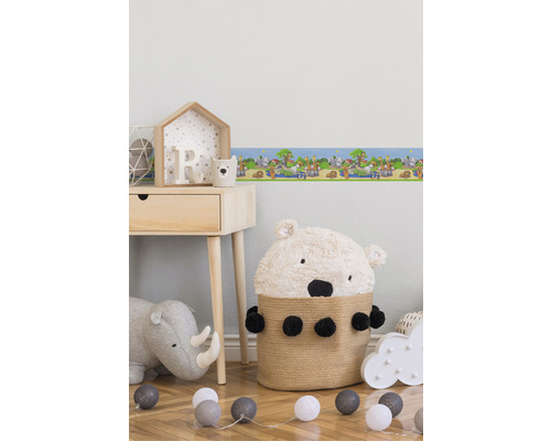 Chambre d''enfant avec bordure à motifs d''animaux et meubles