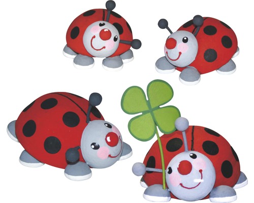 Vier dekorative Marienkäferfiguren, eine mit einem vierblättrigen Kleeblatt