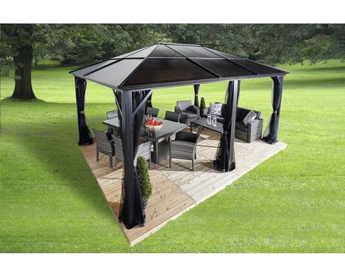 Pavillon mit Tisch, Stühlen und Vorhängen auf einer Terrasse in einem Garten.