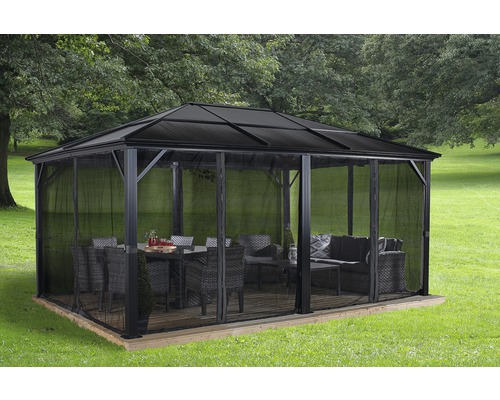 Pavillon mit Moskitonetz im Garten