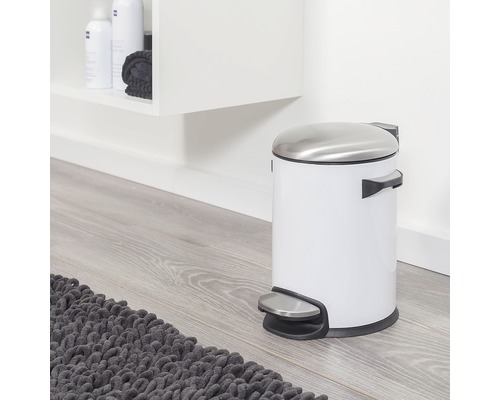 Poubelle à pédale blanche avec couvercle en acier inoxydable pour la salle de bain