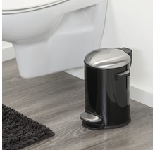Poubelle à pédale en métal et plastique dans une salle de bain, à côté de toilettes