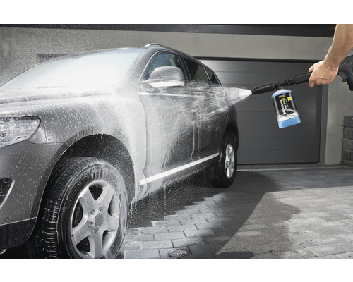 Ein graues Auto wird mit einem Hochdruckreiniger gereinigt.