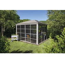 Quadratischer Pavillon mit Insektenschutzgitter im Garten