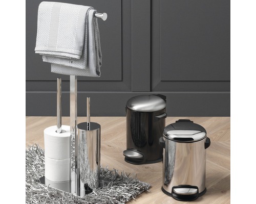 Ensemble de salle de bains avec porte-serviettes, porte-papier toilette, brosse WC et deux poubelles à pédale.