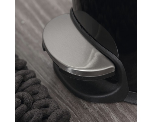 Gros plan d''une poubelle à pédale avec une pédale