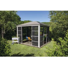 Gartenszene mit Pavillon und einem Kräuterwagen auf einer Rasenfläche.