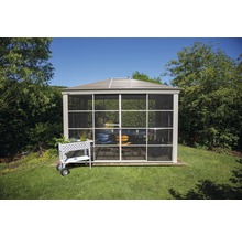 Gartenszene mit Pavillon mit Moskitonetz und Pflanztisch auf Rädern