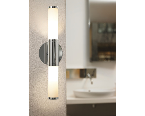 Applique murale dans une salle de bain avec deux tubes fluorescents verticaux