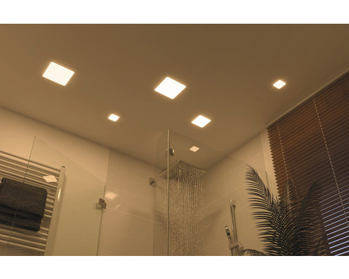 Modernes Badezimmer mit Dusche und Deckenleuchten