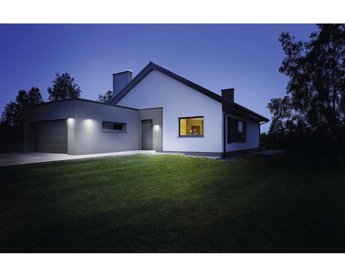 Une maison avec éclairage extérieur de nuit