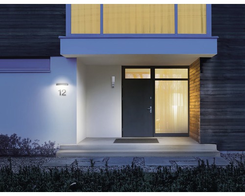 Eingangsbereich eines Hauses mit Hausnummer und Aussenleuchten