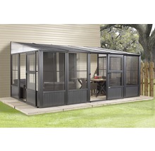 Freistehender Pavillon mit Möbeln auf Terrasse und Rasen