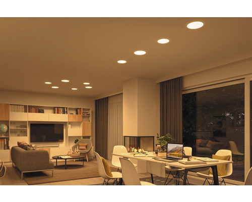 Salon avec plafonniers et mobilier moderne