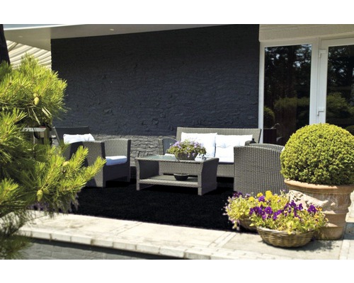 Terrasse avec salon de jardin en rotin, table basse et plantes