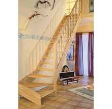 Holztreppe mit Geländer in einem Wohnraum mit Dekorationen.