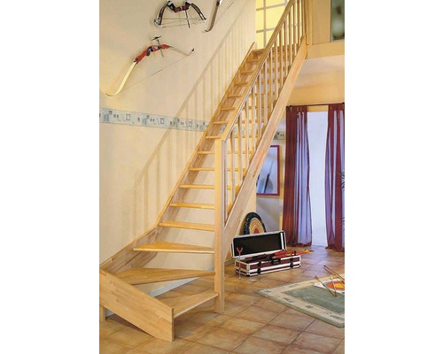 Holztreppe mit Geländer in einem Wohnraum mit Dekorationen.