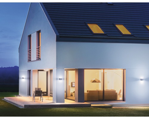 Modernes Haus mit Aussenbeleuchtung an Fassade und Terrasse