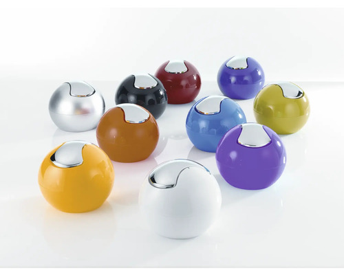Verschiedenfarbige, kugelförmige Tischabfalleimer mit silberfarbenem Deckel in einer Gruppe