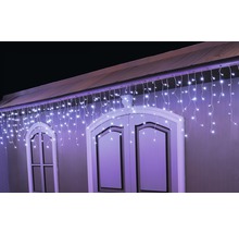 Guirlande lumineuse glaçons sur le toit d''une maison