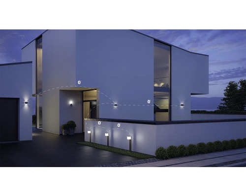 Außenansicht eines modernen Hauses mit Bluetooth-fähiger Außenbeleuchtung