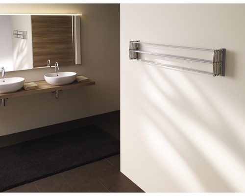 Badezimmer mit Doppelwaschtisch und ausziehbarem Wandtrockner