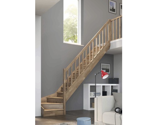 Holztreppe in einem modernen Wohnraum mit Fenster und Regalen