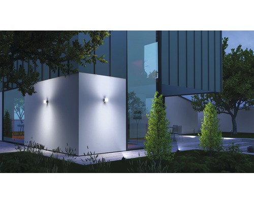 Außenansicht eines modernen Hauses mit zwei Wandleuchten