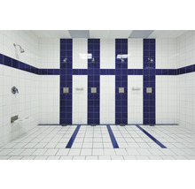 Douche commerciale avec plusieurs postes de douche et carrelage