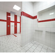 Salle de douche carrelée avec porte-manteau et étagère