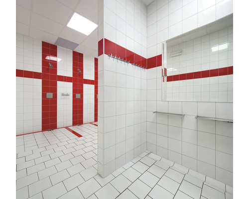 Salle de douche carrelée avec porte-manteau et étagère