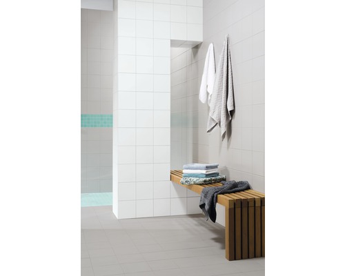 Gefliester Duschbereich mit Holzbänken und Handtüchern