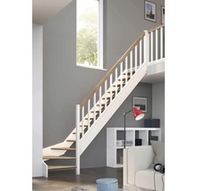 Treppe aus Holz mit weißem Geländer in einem modern eingerichteten Raum.