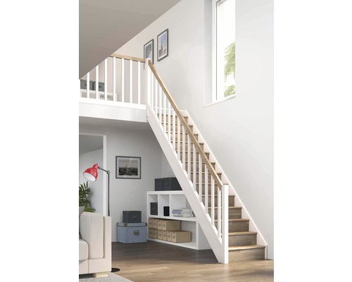 Heller Wohnraum mit Holztreppe, weißem Geländer und integriertem Regal