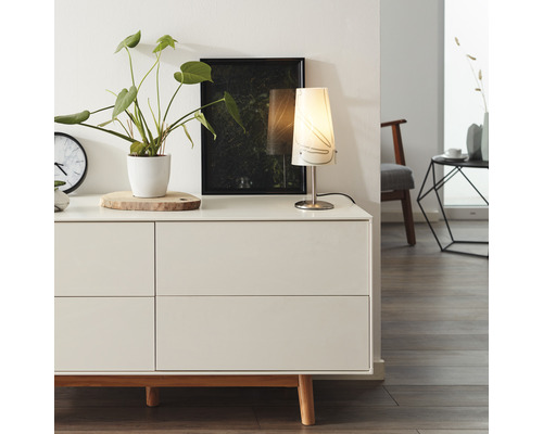 Wohnzimmer mit Kommode, Tischleuchte, Zimmerpflanze und Dekoration