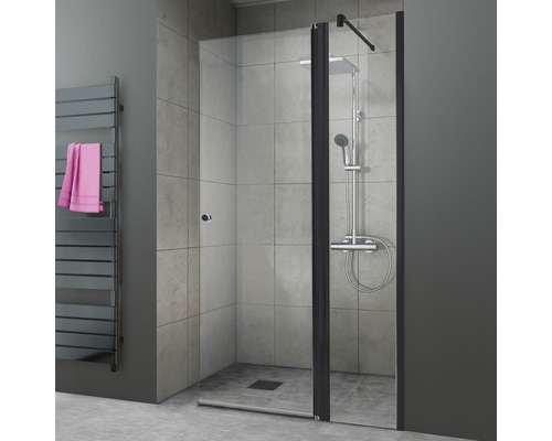 Dusche mit Duscharmatur und Handtuchwärmer im Badezimmer