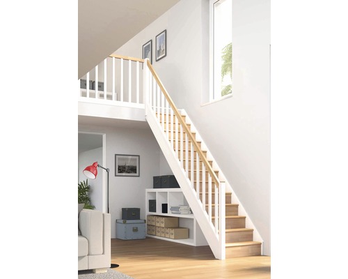 Pièce lumineuse avec escalier en bois, garde-corps blanc et élément d''étagère sous l''escalier.